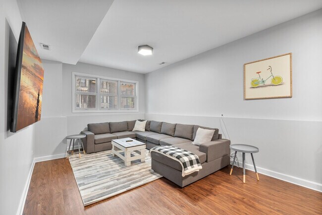 Building Photo - 1044 N California Ave