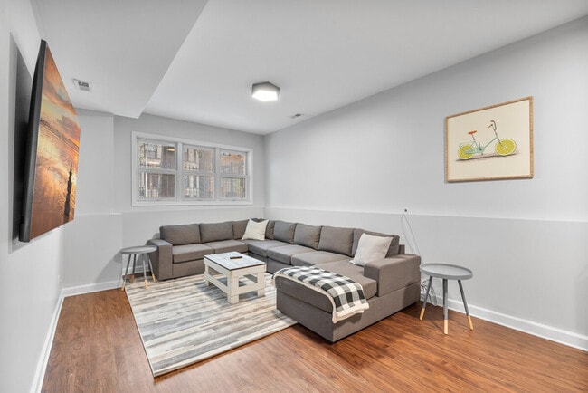 Building Photo - 1044 N California Ave