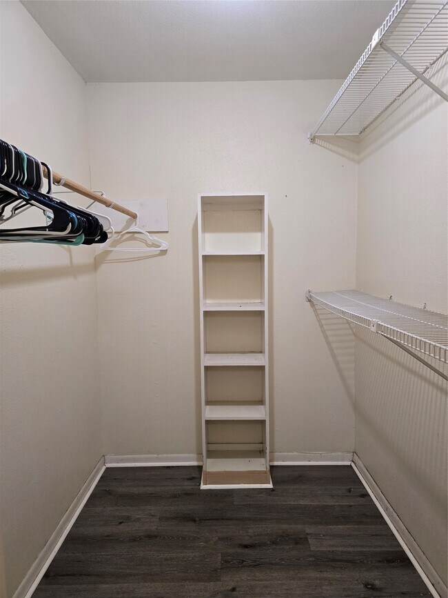 Foto del edificio - 2820 S Bartell Dr