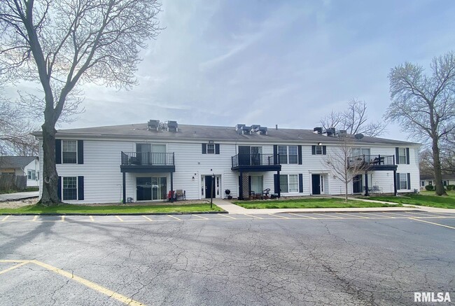 Building Photo - 5031 N Lakeside Pl
