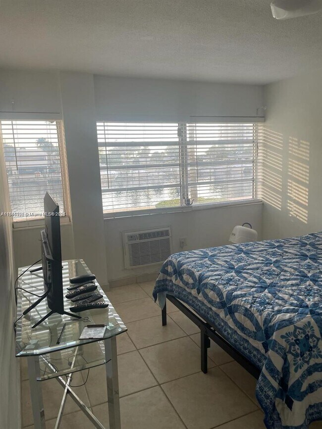 Foto del edificio - 220 Kings Point Dr