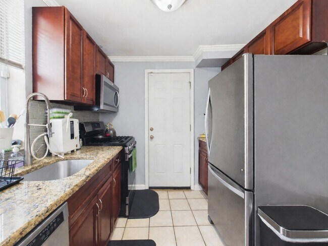 Foto del edificio - Bright 2 bed 1.5 bath available 6/13 with private patio