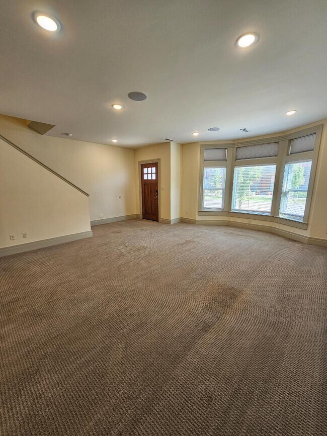 Building Photo - 875 S Lincoln Ave