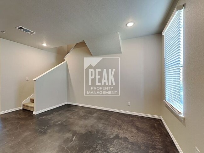 Building Photo - HOME FOR RENT IN WILLOW PARK