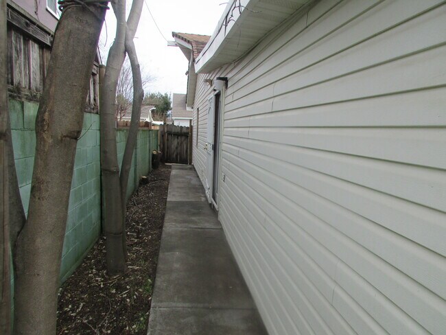 Foto del edificio - 2153 Surrey Rd