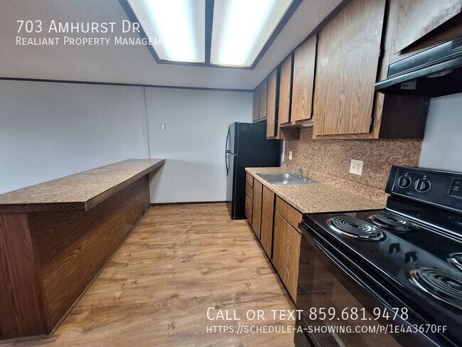Building Photo - 1 Bed 1 Bath, Hardwood floors, great locat...