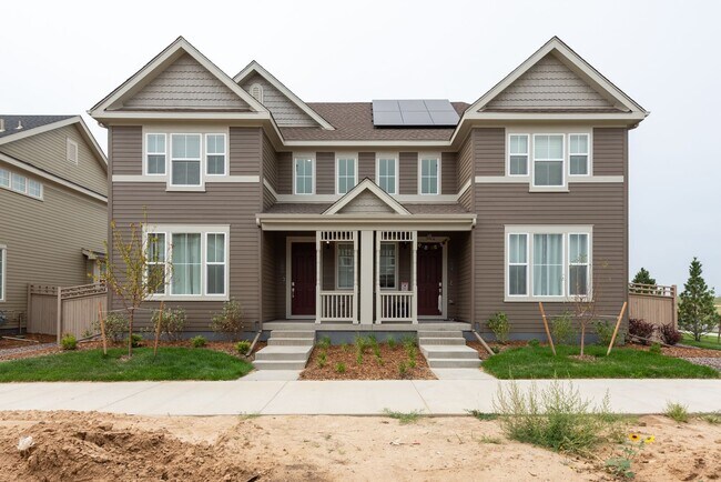 Foto del edificio - Newer 4 bed, 3 bath Townhome with 2 car ga...