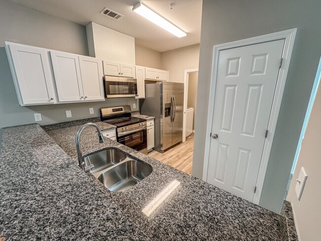 Building Photo - Pine Court