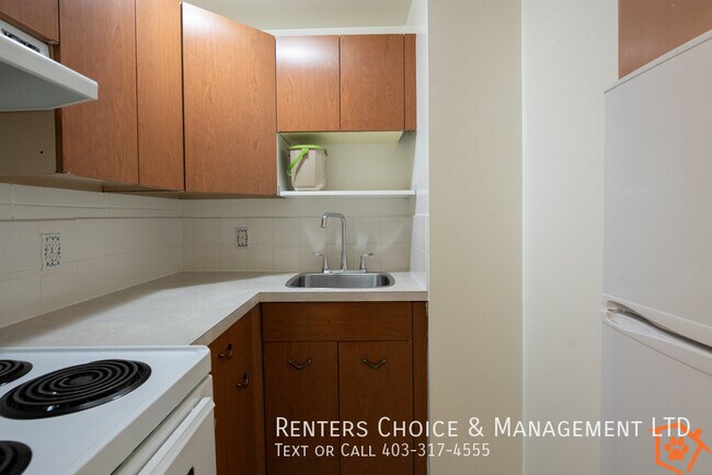 Photo du bâtiment - Main Floor Unit Secured Entry, Elevator, Gas & Water Included