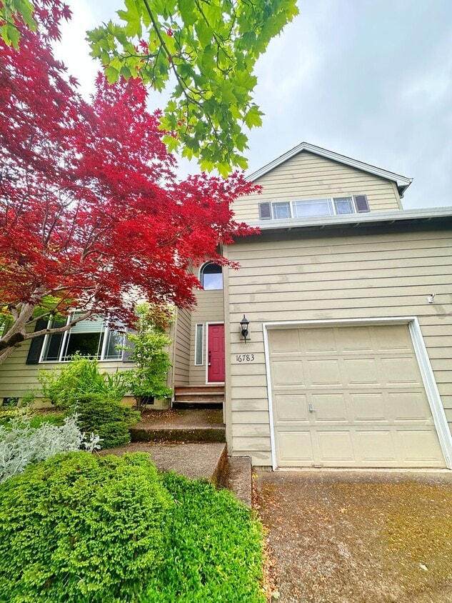 Primary Photo - Gorgeous 4-Bedroom, 2.5-Bathroom House in ...