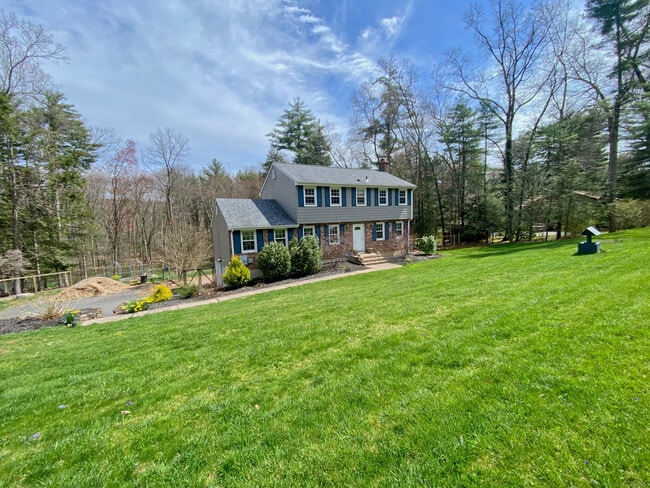 Building Photo - 14 Horseshoe Dr