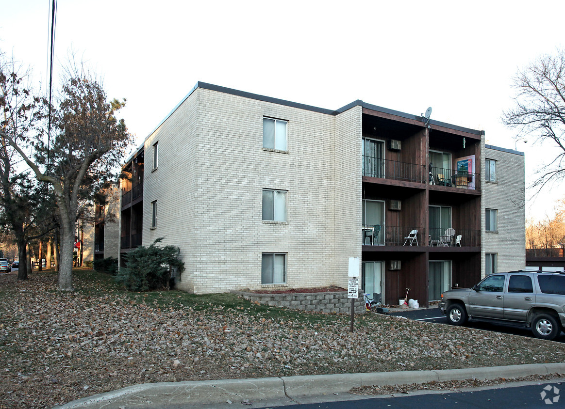 Building Photo - 1905 Wilson Ave