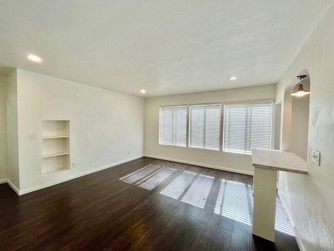 Building Photo - Spacious Studio with Archways, Kitchen Isl...