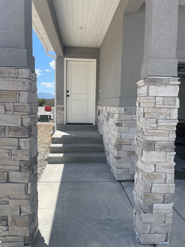 Building Photo - 731 N 160 E