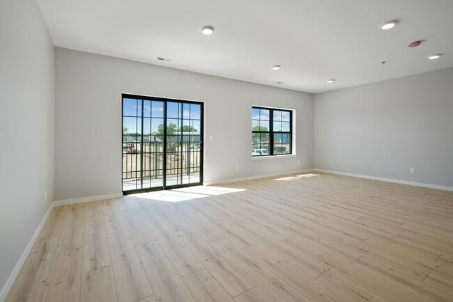 Building Photo - Clear Lake Twinhomes