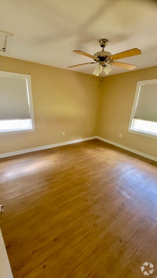 Building Photo - 8836 Deerwood Dr
