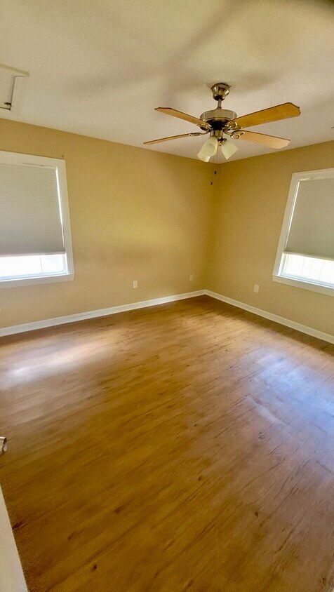 Foto principal - 8836 Deerwood Dr