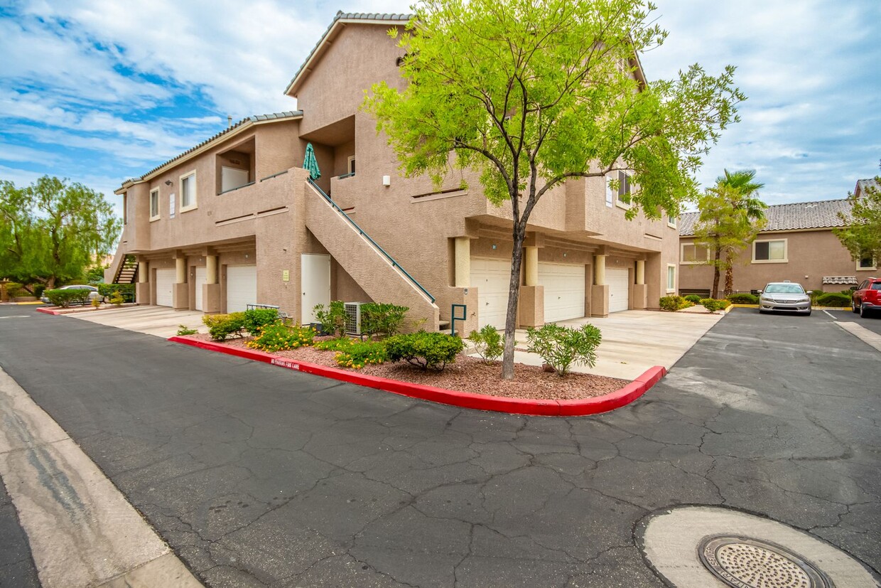 Foto principal - GATED SUMMERLIN CONDO/COMMUNITY POOL/SPA/ ...