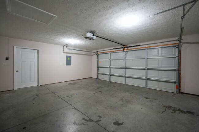 Building Photo - FANTASTIC 3 BR/3 BA CONDO NEAR IROQUOIS PARK