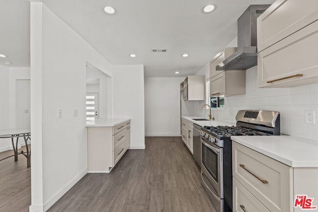 Building Photo - 15153 La Maida St
