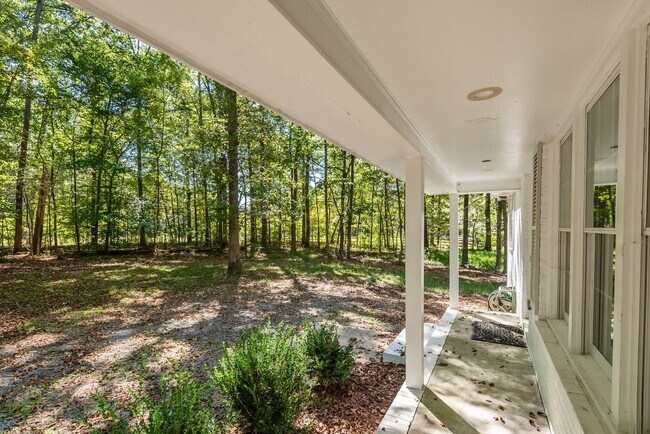 Foto del edificio - Charming and Convenient Ranch in SW Durham...