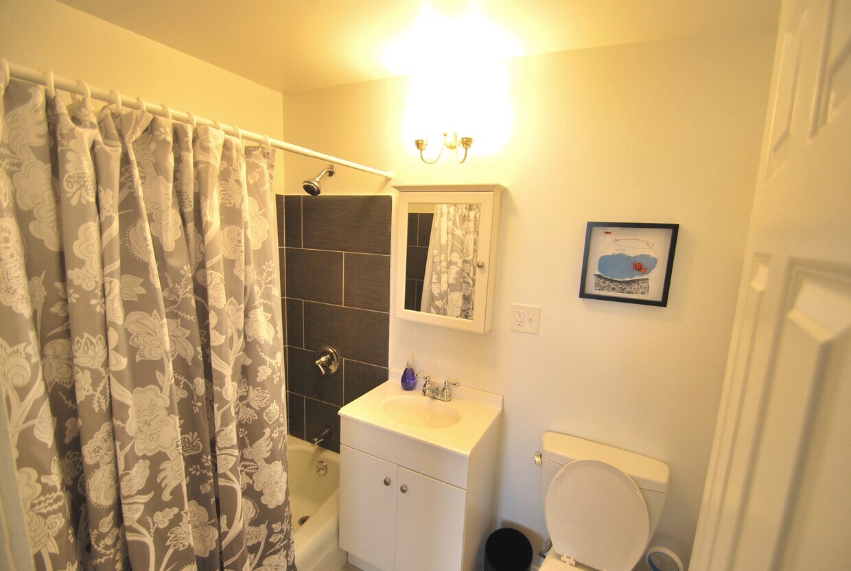 Building Photo - 536 E Broadway