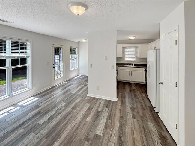 Building Photo - 3755 Pine Village Pl