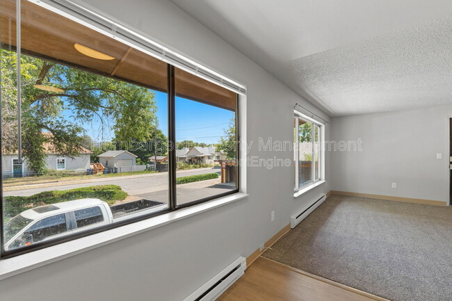 Foto del edificio - 2628 E Wellesley Ave