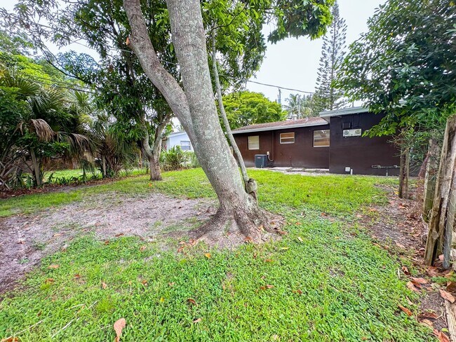 Building Photo - 4236 Plumosa St