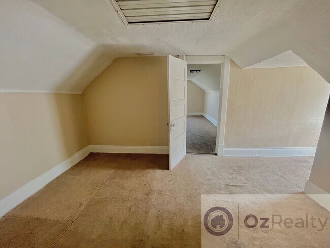 Building Photo - Home in Prime location of Rossford City