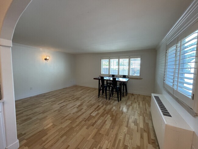 Foto del edificio - 830 E 6th Ave