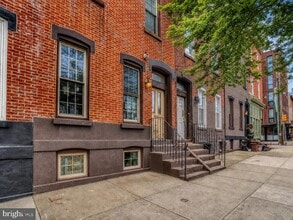 Building Photo - 2542 W Girard Ave