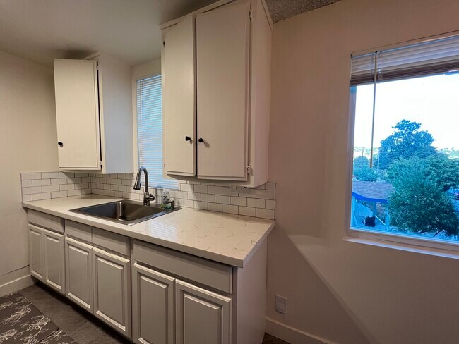 Building Photo - 1515 Riverside Dr