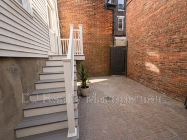 Photo - 6 Endicott Ct House