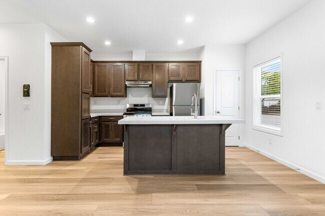 Foto del edificio - BRAND NEW HOME IN THE PLEASURE POINT AREA OF SANTA CRUZ. $3,750 Per Month