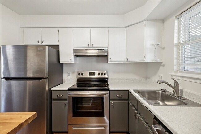 Foto del edificio - Beautiful 2BD/2BA Condo in Bradford Square!