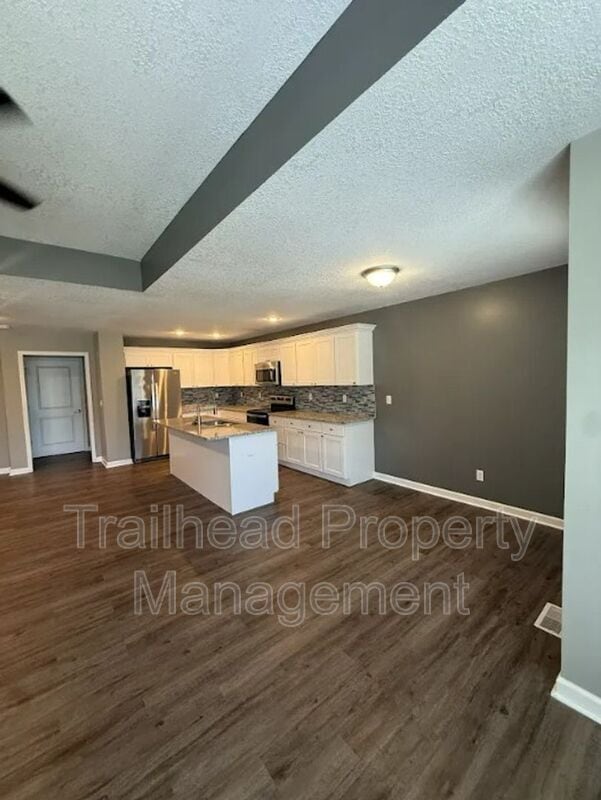 Building Photo - 605 Hillcrest St