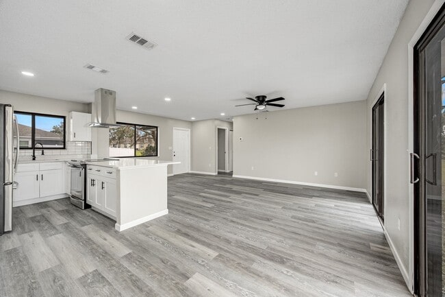 Foto del edificio - Charming Palm Bay Retreat - Perfect for Relaxation and Entertainment!