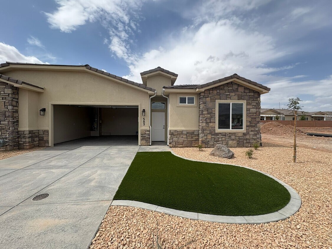 Foto principal - Brand New Townhome In Hurricane