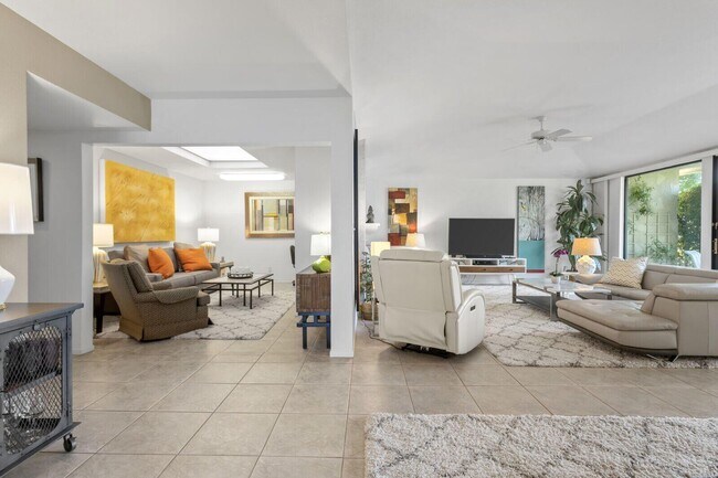 Foto del edificio - 2205 Oakcrest Dr