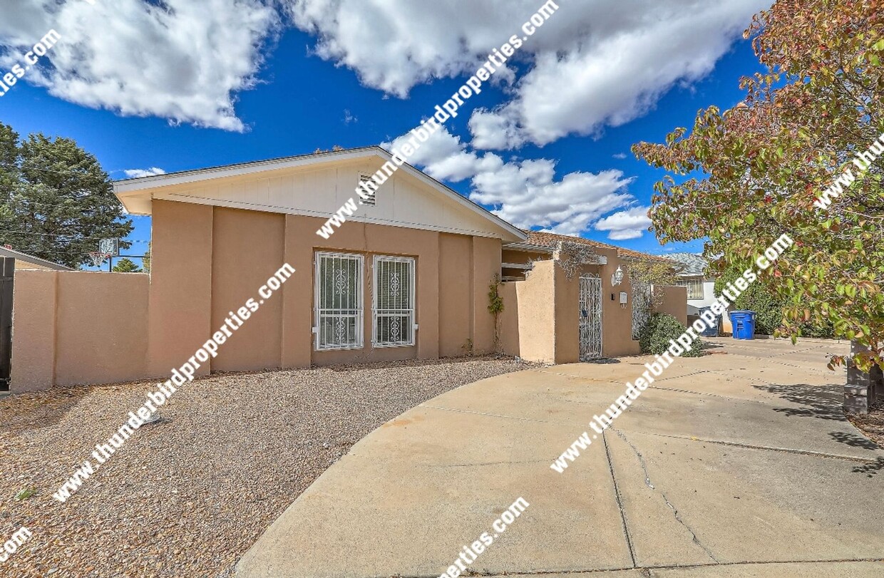 Foto principal - Great NE Heights Location