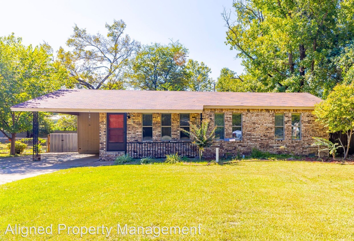 Primary Photo - 4 br, 2.5 bath House - 1007 N Holly St.