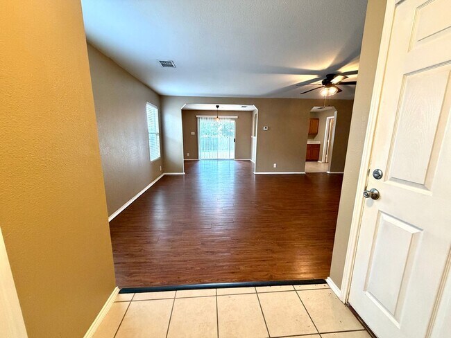 Building Photo - Spacious 3 Bedroom Home with Loft in Bulverde Village
