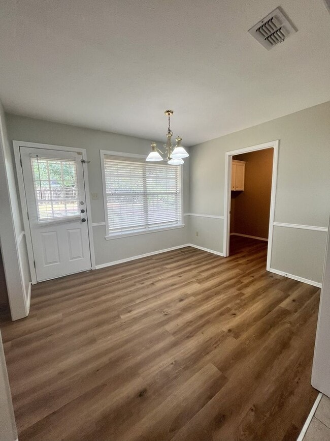 Building Photo - Charming 3 bed 2 bath with fenced yard