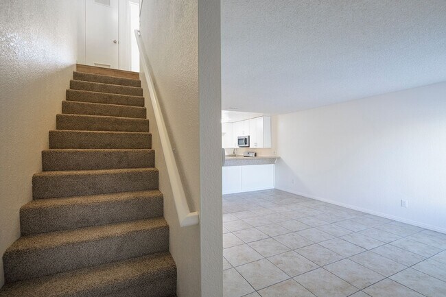 Building Photo - 2 Br Townhome with W/D in Unit, 2 Blocks from Beach!