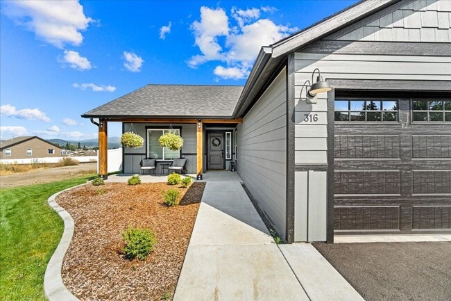 Building Photo - Beautiful New home in Post Falls