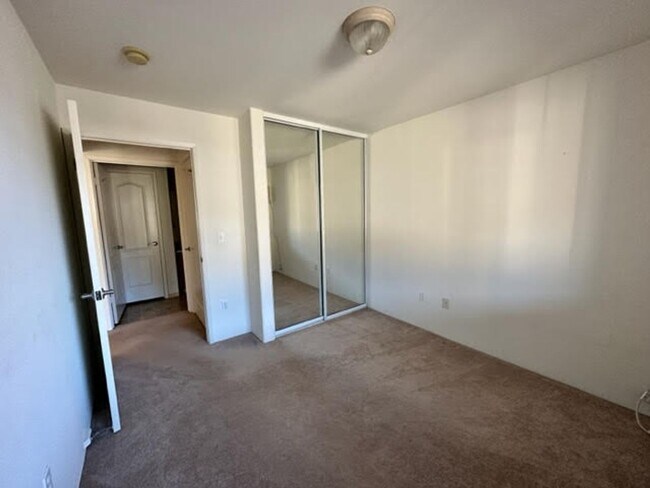 Foto del edificio - Spacious 2 bedrooms, 2 full baths with enclosed garage