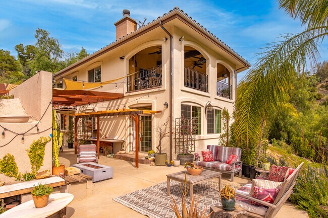 Foto del edificio - 2529 Topanga Skyline Dr