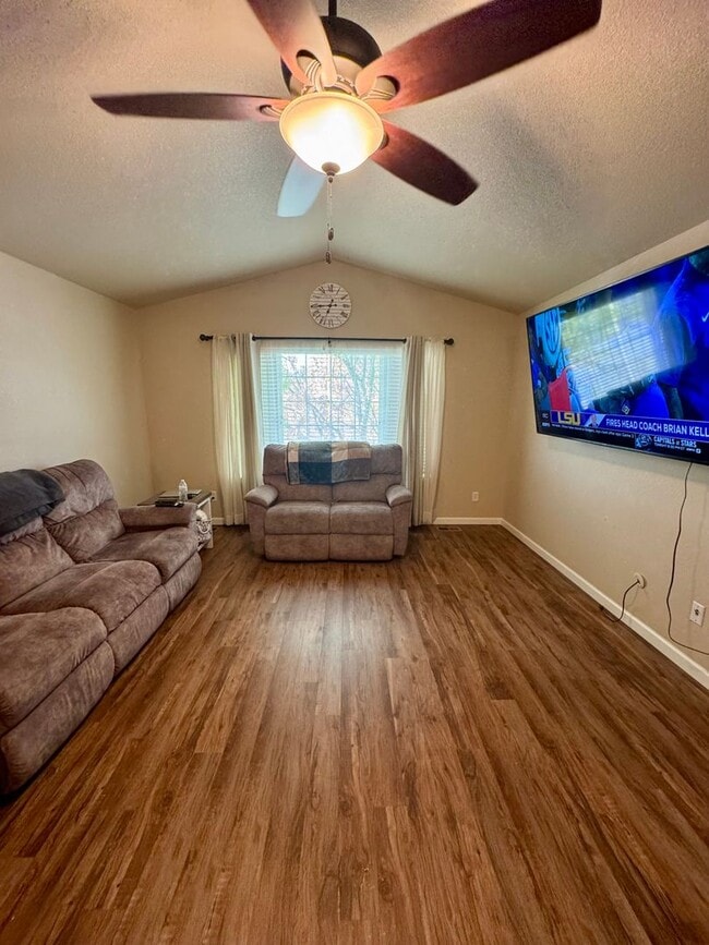 Foto del edificio - Lovely 3 bedroom/3 car tandem garage home ...