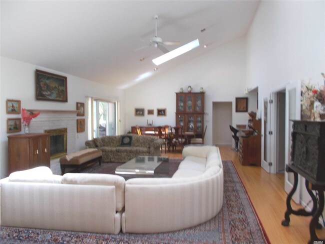 Building Photo - 3 Midhampton Ct